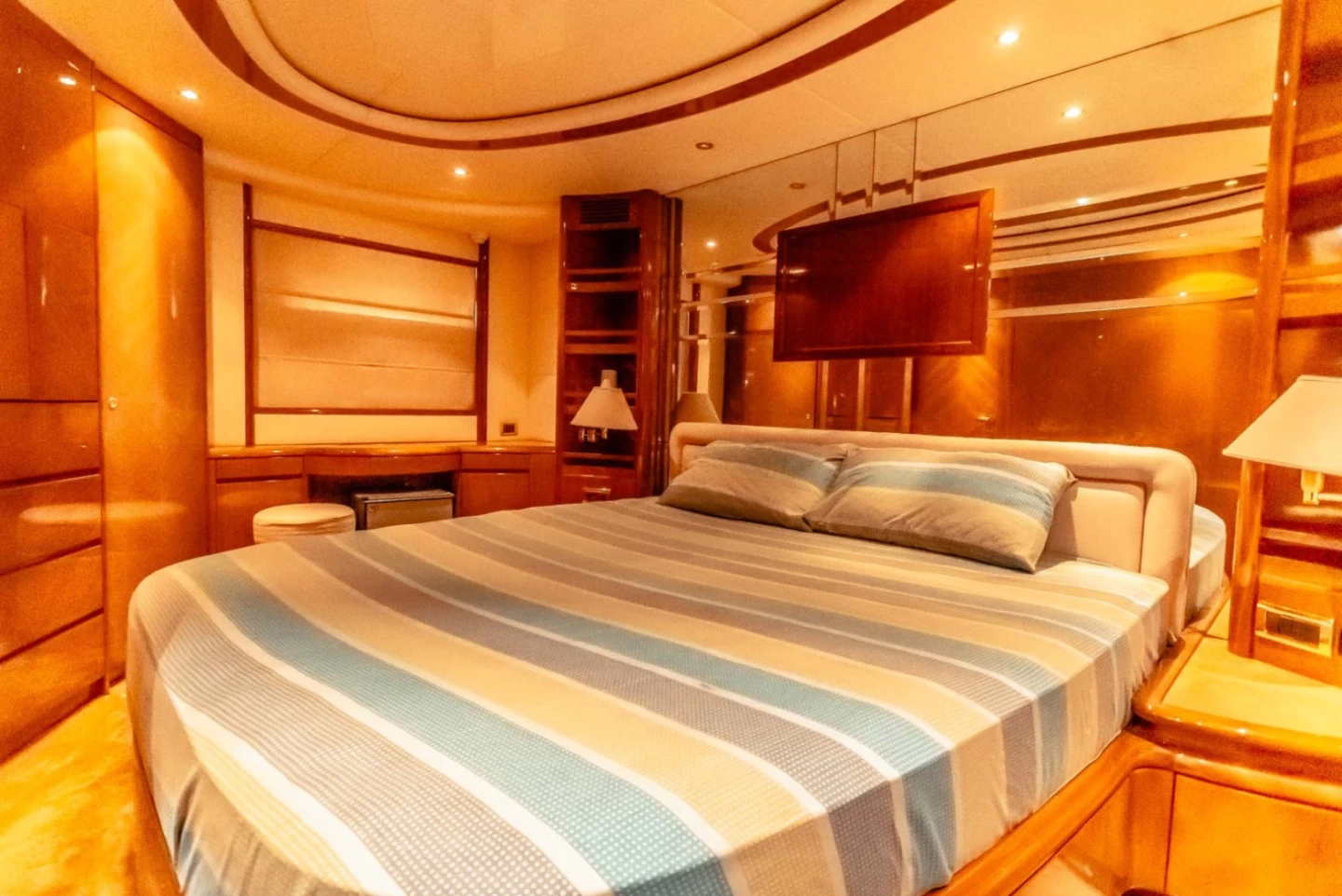 80ft Luxury Yacht View